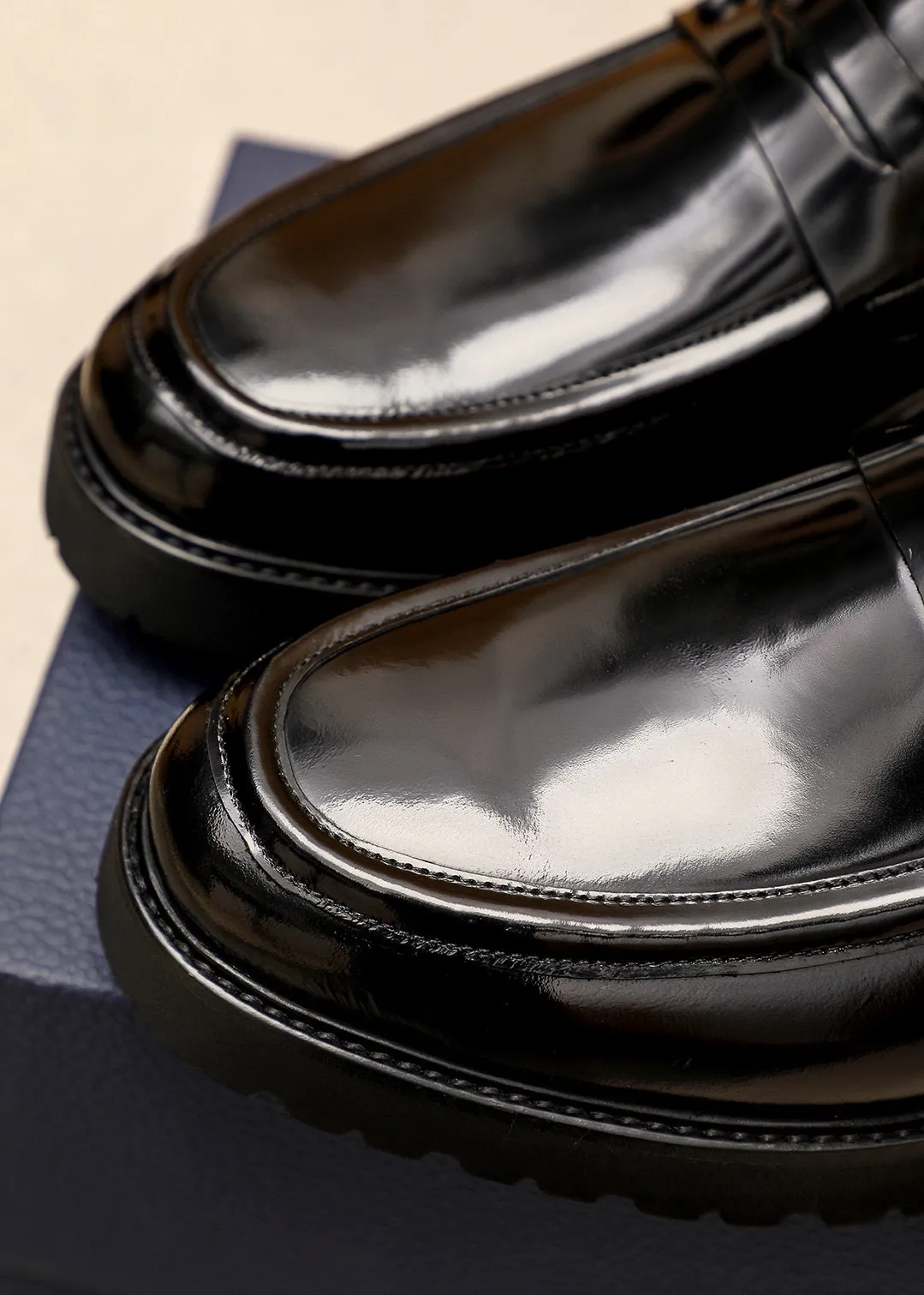 Men's shoes 💰460 💐 Product trademark: Dior "Dior" casual leather shoes Regular size: 39-44 (38.45🉑️customized) Product materials: Selected original open-edge beaded cowhide upper imported from Italy, imported water-dyed cowhide lining. Strong three-dimensional visual effect, foam outsole Color: 1⃣️color optional